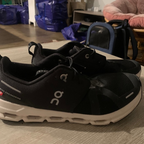 On Cloud 6 - Picture 1 of 1